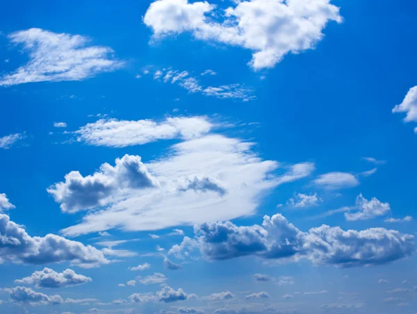 Bellissime nuvole e cielo blu — Foto Stock