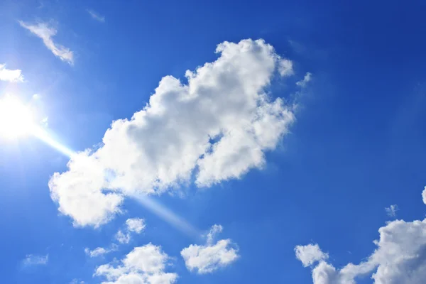 Strålar från solen genom molnen — Stockfoto