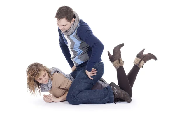 Junges Paar liegt auf dem Boden — Stockfoto