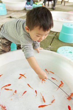 Japon balığı ile oynayan bebek