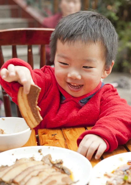 Ein Kind Baby isst — Stockfoto