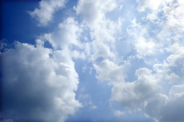 Moln lager och blå himmel — Stockfoto