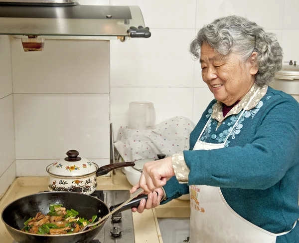 Matlagning mormor — Stockfoto