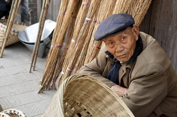 Muž a tradiční ruční nástroje — Stock fotografie