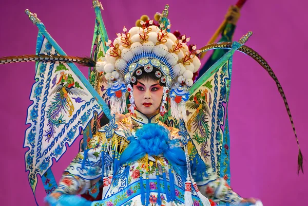 Hübsche traditionelle chinesische Opernsängerin — Stockfoto