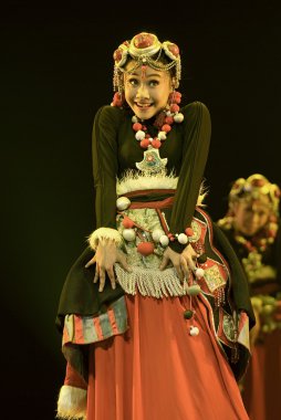 Çin etnik dansçı