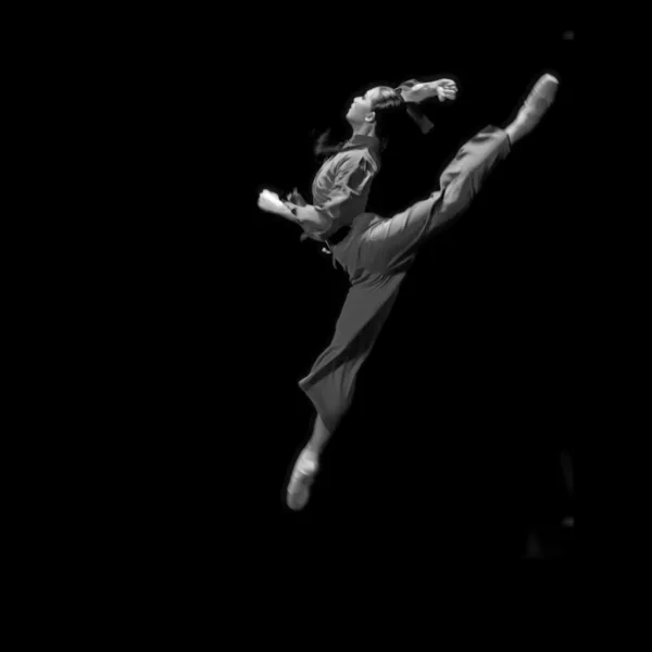 Saltando menina dançando — Fotografia de Stock