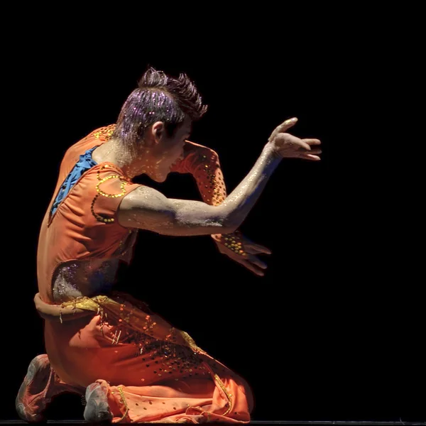 Dançarino moderno chinês — Fotografia de Stock