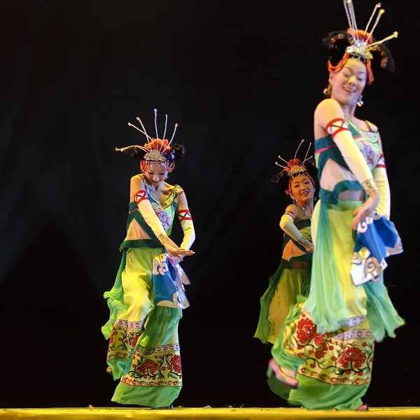 Çin yi etnik dansçılar — Stok fotoğraf