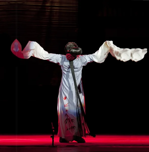 Chinese opera actrice met theatrale kostuum — Stockfoto