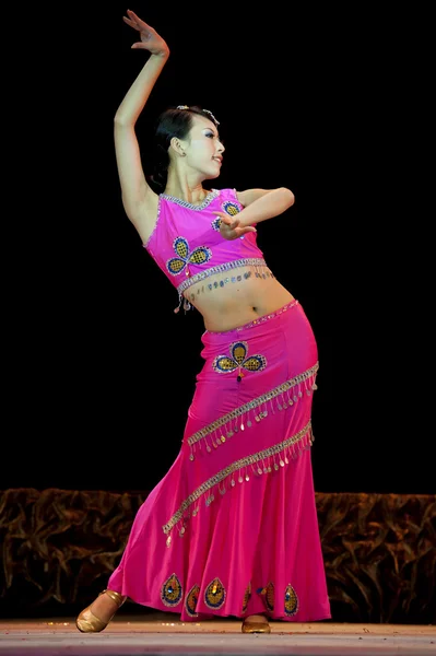 Pretty chinese Dai ethnic dancer — Stock Photo, Image