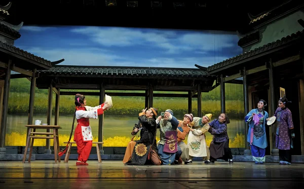 Atores de ópera tradicional chinesa com traje teatral — Fotografia de Stock