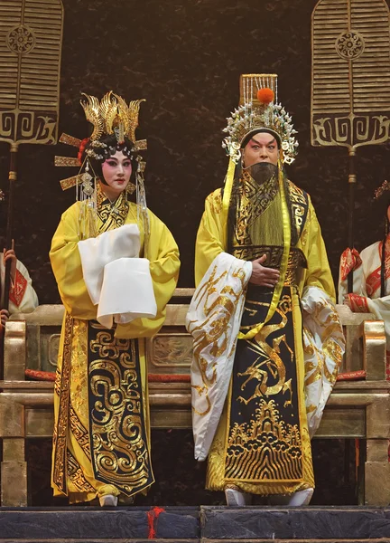 Chinesische traditionelle Opern-Schauspieler mit theatralischen Kostümen — Stockfoto