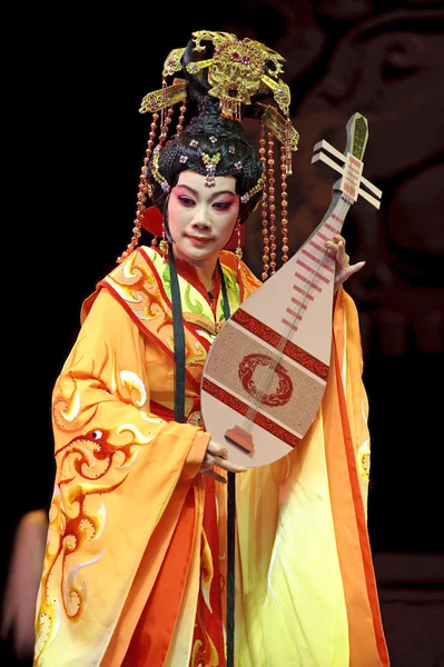 Ganska kinesiska gaojia opera skådespelare med teatraliska kostym — Stockfoto
