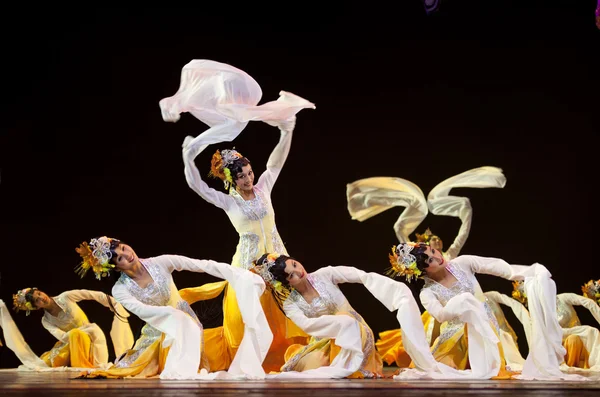 Docela čínské národní tanečnice — Stock fotografie