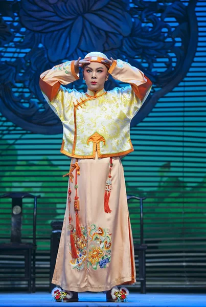 Chinese traditionele opera actrice met theatrale kostuum — Stockfoto