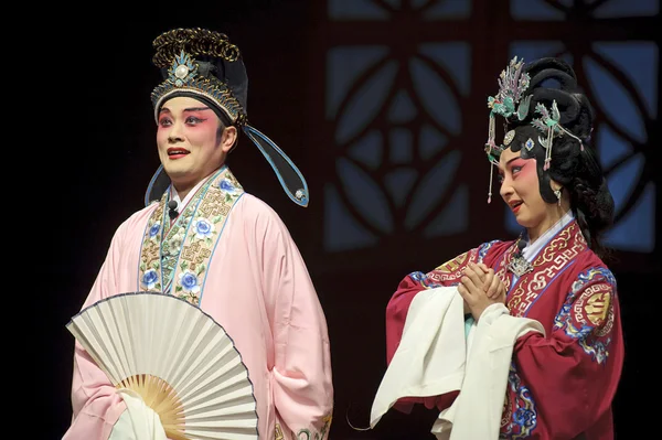Acteurs d'opéra traditionnels chinois avec costume théâtral — Photo