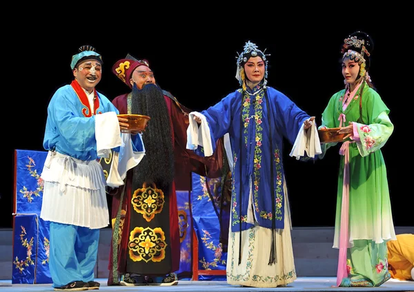 Φορείς της παραδοσιακής κινεζικής όπερας με θεατρικό κοστούμι — Φωτογραφία Αρχείου
