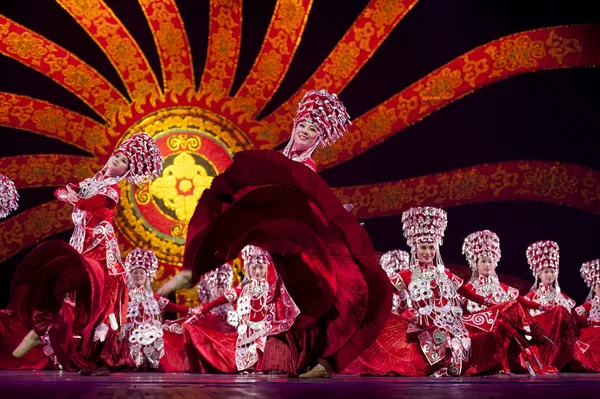 Chinese folk dancers of Yi nationality — Stock Photo, Image