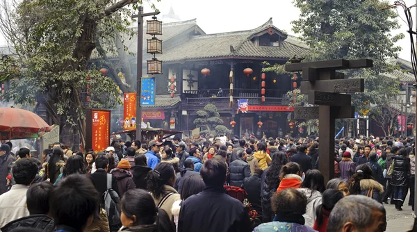 Толпы людей ждут, чтобы войти в храм — стоковое фото