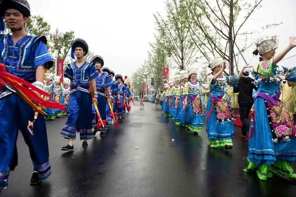 Spectacle itinérant des danseurs ethniques chinois — Photo