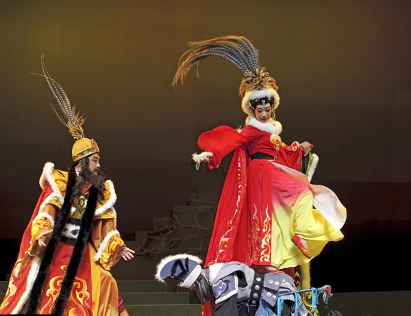 Actores tradicionales chinos de la ópera de Gaojia con traje teatral — Foto de Stock