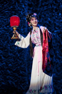 güzel Çin opera oyuncusu gerçekleştirmek geleneksel kostüm ile sahnede