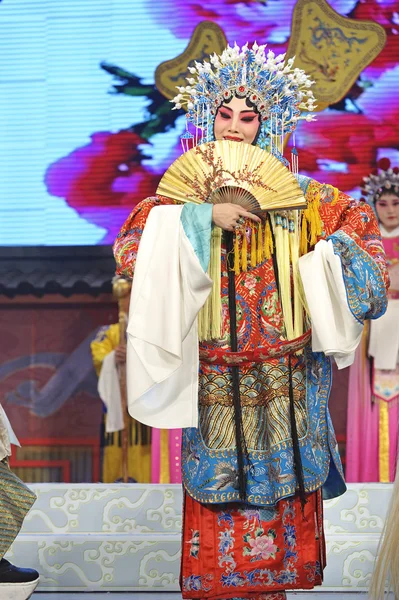 Pretty chinese opera actress with traditional costume — Stock Photo, Image