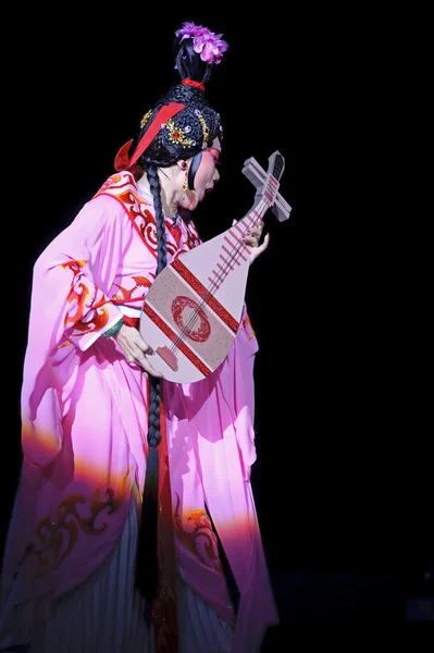 पारंपरिक पोशाक के साथ सुंदर चीनी ओपेरा अभिनेत्री — स्टॉक फ़ोटो, इमेज