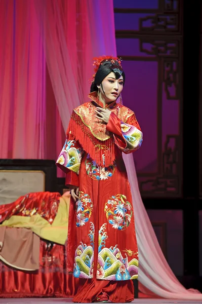 stock image Pretty chinese traditional opera actress with theatrical costume