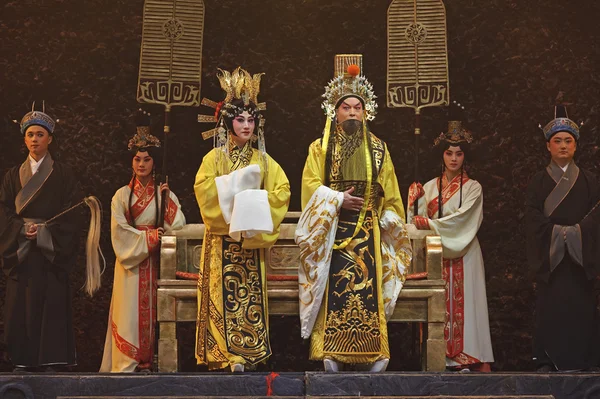 Традиционные оперные актёры Китая в театральном костюме — стоковое фото