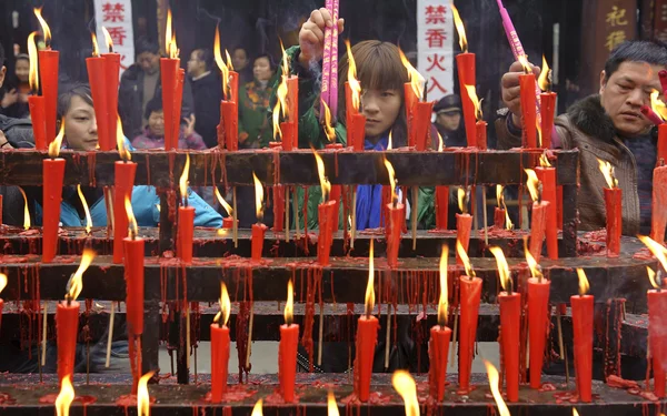 Brûler de l'encens sur l'autel de l'encens — Photo