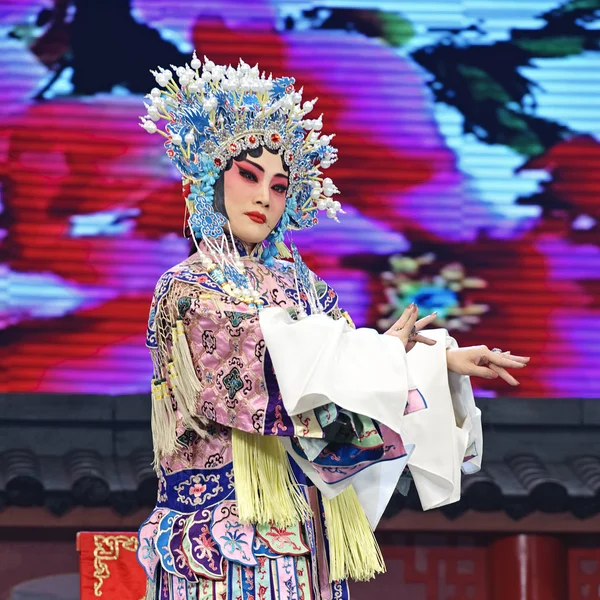 Pretty chinese opera actress with traditional costume — Zdjęcie stockowe