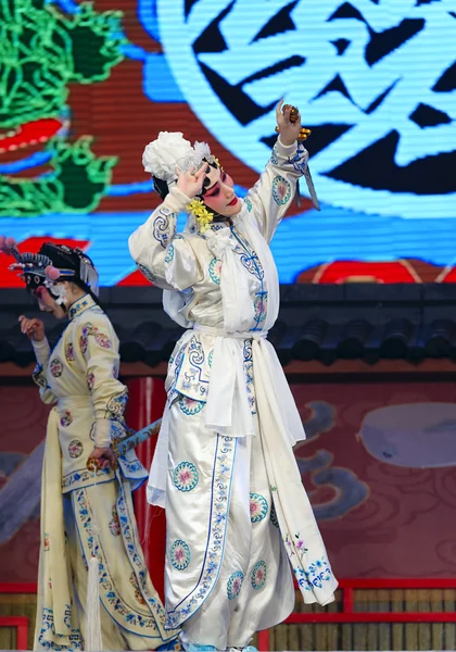 Csinos kínai hagyományos opera színésznő, színházi jelmez — Stock Fotó