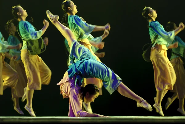 Chinese folk dansers — Stockfoto