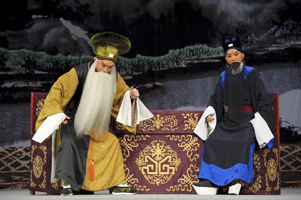 Kinesiska traditionell opera aktörer med scenisk dräkt — Stockfoto