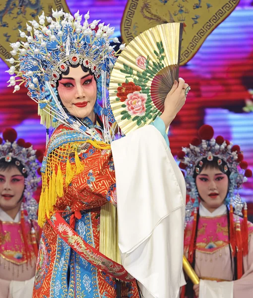 Pretty chinese opera actress with traditional costume — Zdjęcie stockowe