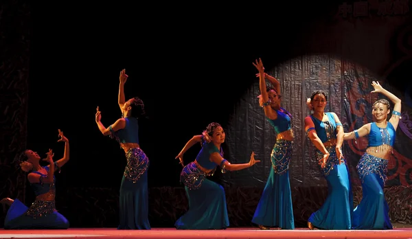 Dai chinois danseurs ethniques — Photo