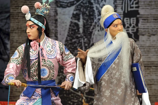 Acteurs d'opéra traditionnels chinois avec costume théâtral — Photo
