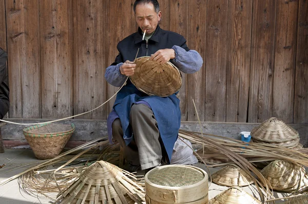 Uomo e lavoro manuale tradizionale — Foto Stock