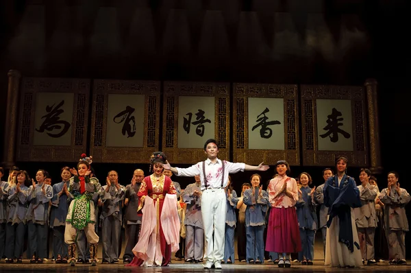 Chinesische traditionelle Opern-Schauspieler mit theatralischen Kostümen — Stockfoto