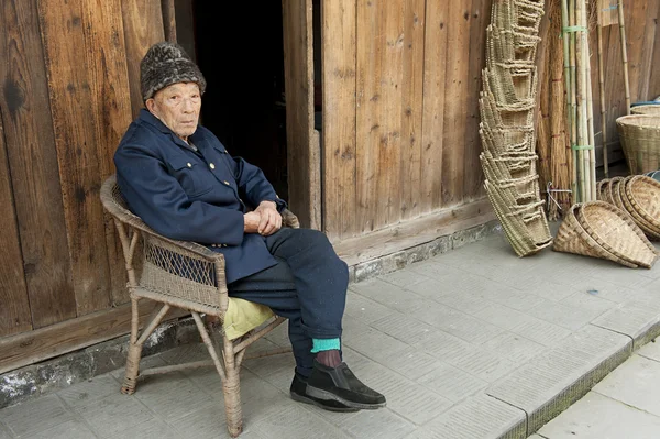 Starý muž ve starém městě — Stock fotografie