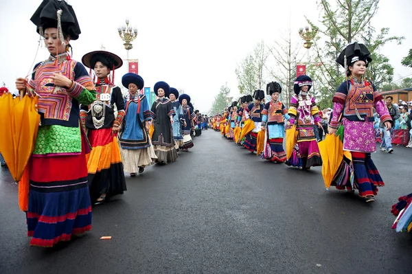 Turneer viser kinesiske etniske dansere – stockfoto