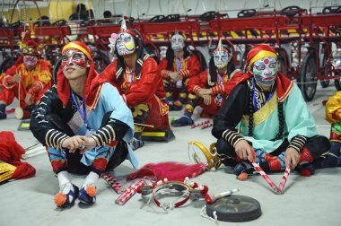 Çin puning yingge folk dansçıları dinlenme