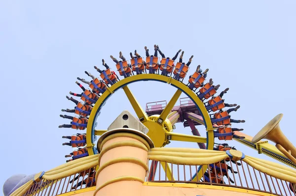 Rotating wheel in the amusement park — Stock Photo, Image