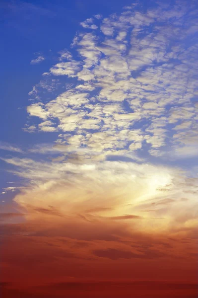Moln lager och himlen i solnedgången — Stockfoto