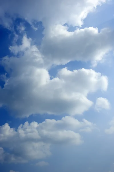 雲のレイヤーと青空 — ストック写真
