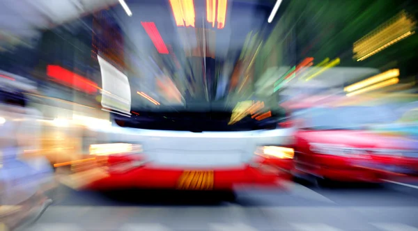 Los rayos radiantes de bus de alta velocidad dan el efecto contundente del impacto visual — Foto de Stock
