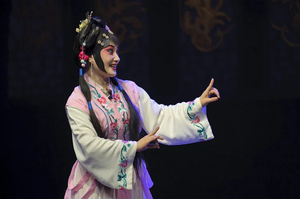 かなり中国の伝統的なオペラ女優 — ストック写真