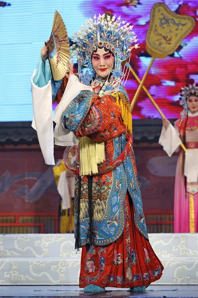 Bastante chinesa chinesa tradicional atriz de ópera — Fotografia de Stock